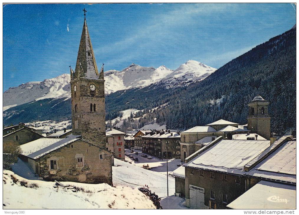 73 VAL-CENIS-LANSLEBOURG        L´Eglise;au Fond Vue Partielle Des Pistes - Val Cenis