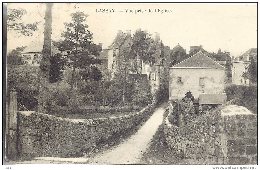 53 - Lassay : Vue Prise De L'église - Lassay Les Chateaux