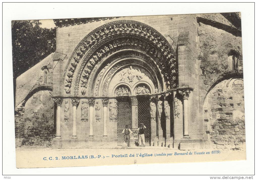 MORLAAS  64 LE BOURG  L'ENTRETIEN DU PARVIS DE L'EGLISE   Ed Carrache Pau - Morlaas