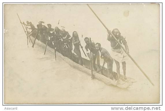 Real Photo  Nude Indigenous In  Boat . Indigenes Nus Manoeuvrant Une Pirogue Nlle Guinée ? - Autres & Non Classés