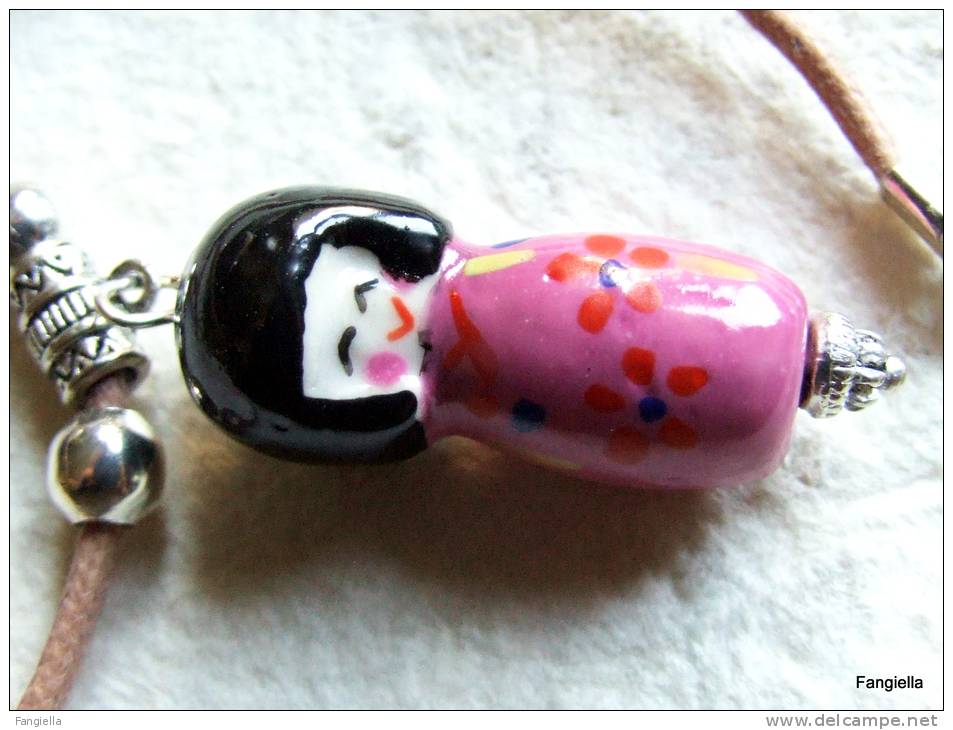 Collier Poupée Kokeshi Rose En Porcelaine Faite Main   Le Pendentif Mesure Environ 47x13mm En Comptant L'attache, Et Le - Collares/Cadenas