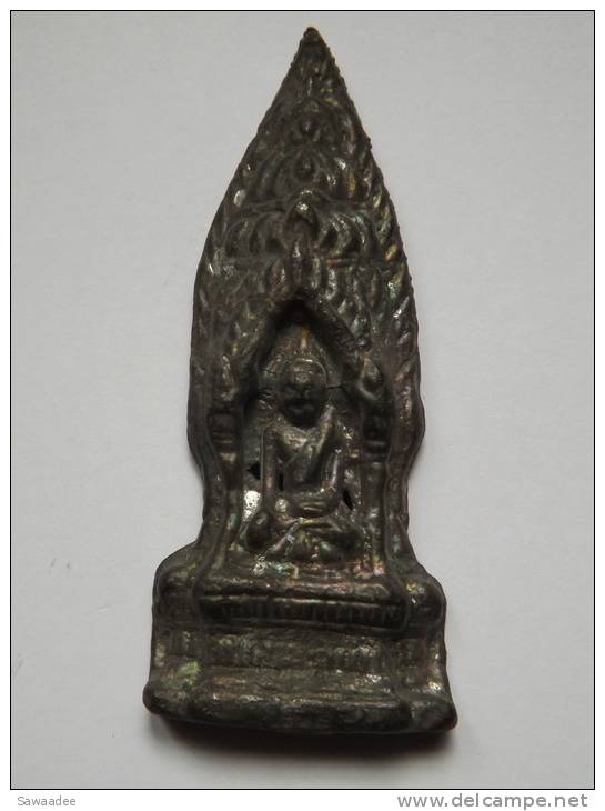 STATUETTE - THAILANDE - BOUDDHA POSITION DE SOUMISSION DE MARA DANS CHAPELLE SOUS BANYAN VOTIVE - METAL - HAUTEUR 7 CM - - Art Asiatique