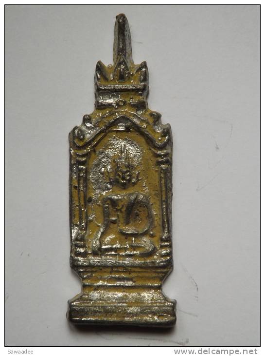 STATUETTE - THAILANDE - BOUDDHA POSITION DE SOUMISSION DE MARA DANS CHAPELLE - VOTIVE - METAL - H 7 CM - ARGENTE - Arte Asiatica