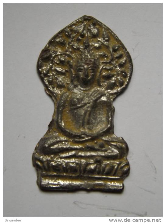 STATUETTE - THAILANDE - BOUDDHA POSITION DU LOTUS SOUS BANYAN - VOTIVE - METAL - H 5 CM - ARGENTE - Asiatische Kunst