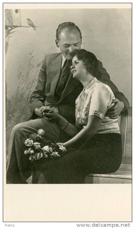 A Couple Together On A Bench - Silueta