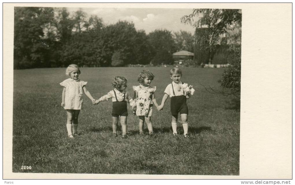Four Small Children Taking A Walk At The Countryside Of A Mansion - Silueta
