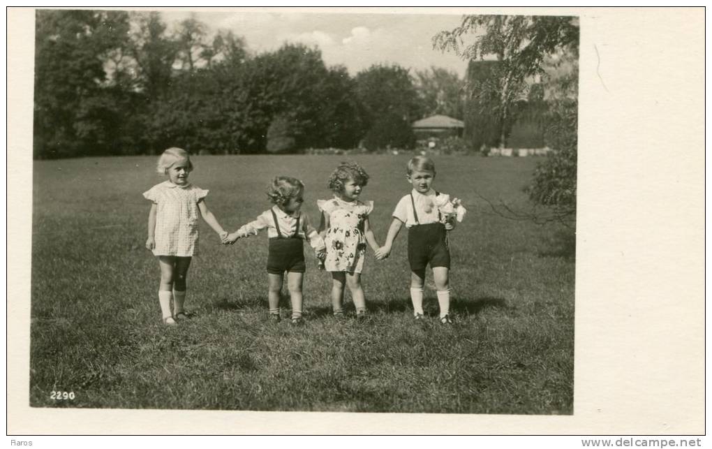 Four Small Children Taking A Walk At The Countryside Of A Mansion - Silhouette - Scissor-type