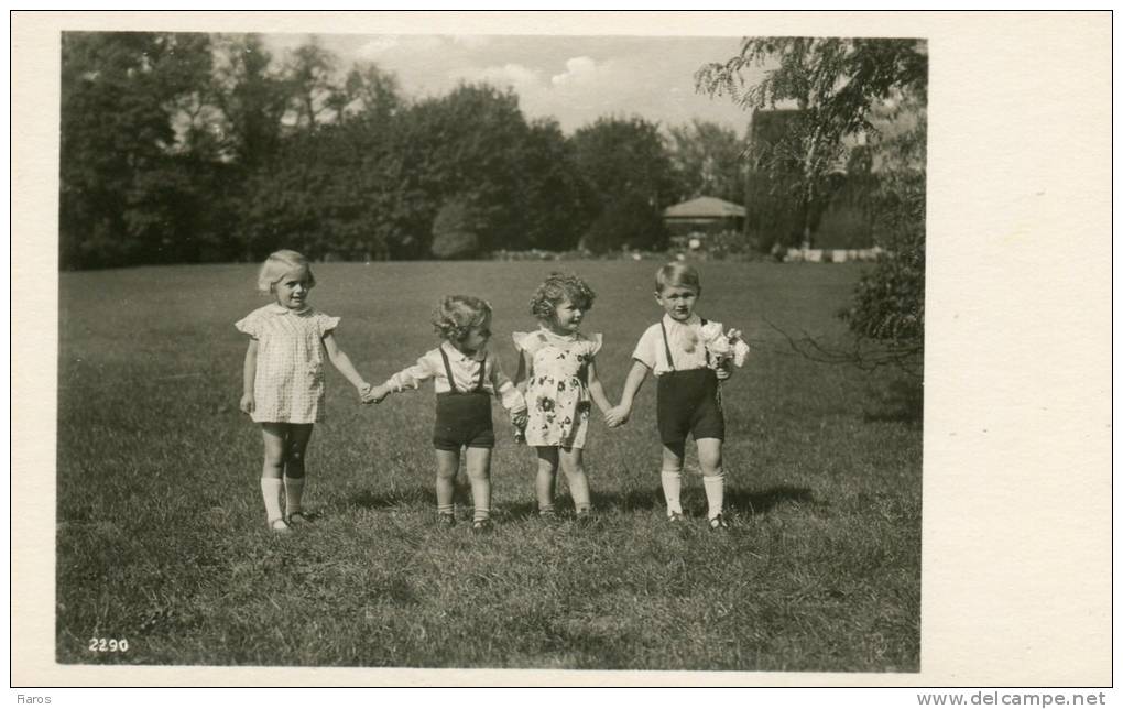 Four Small Children Taking A Walk At The Countryside Of A Mansion - Silhouette - Scissor-type