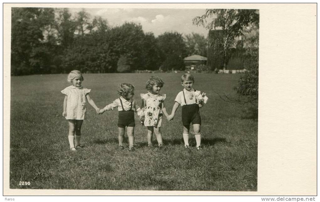 Four Small Children Taking A Walk At The Countryside Of A Mansion - Siluette