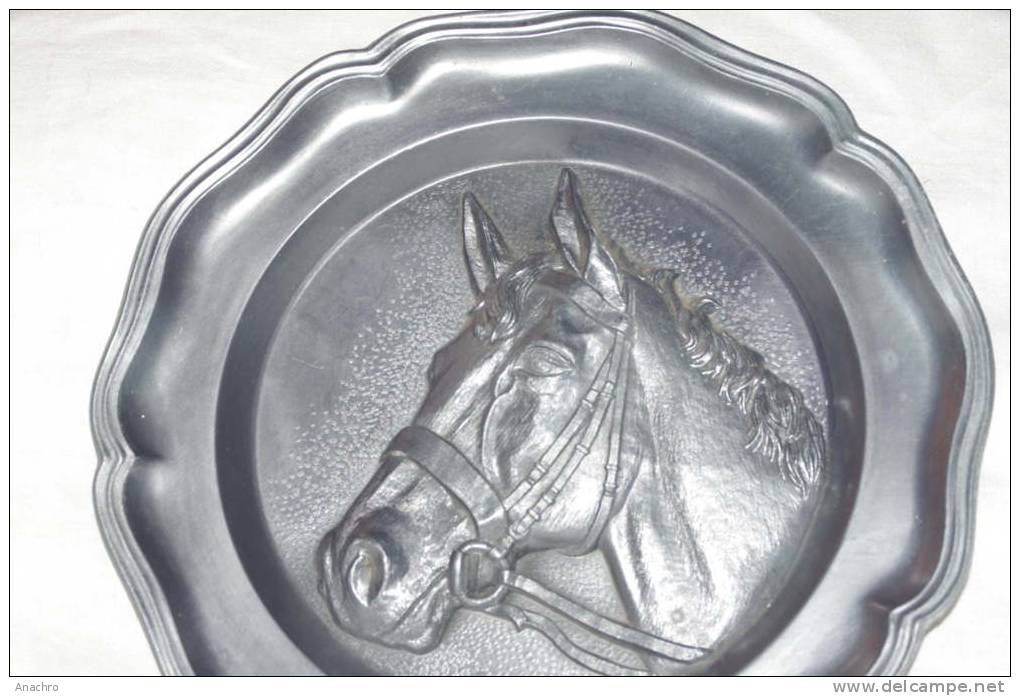 Splendide ASSIETTE TETE DE CHEVAL En ETAIN RELIEF / VENERIE CHASSE à COURRE - Stagno