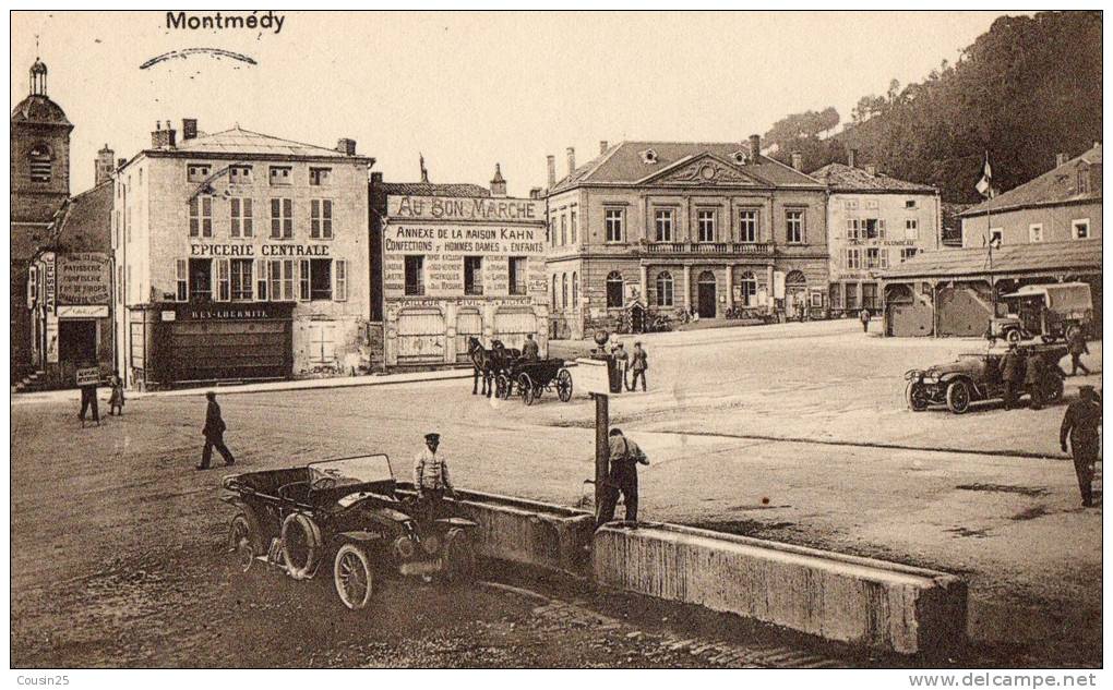 55 MONTMEDY - La Place - Magasin "Au Bon Marché" - Automobiles - Montmedy