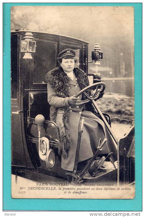 PARIS --> (Les Femmes Chauffeur) Mme DECOURCELLE, Première Femme Possédant Ses Deux Diplômes De Cochère Et De Chauffeuse - Petits Métiers à Paris