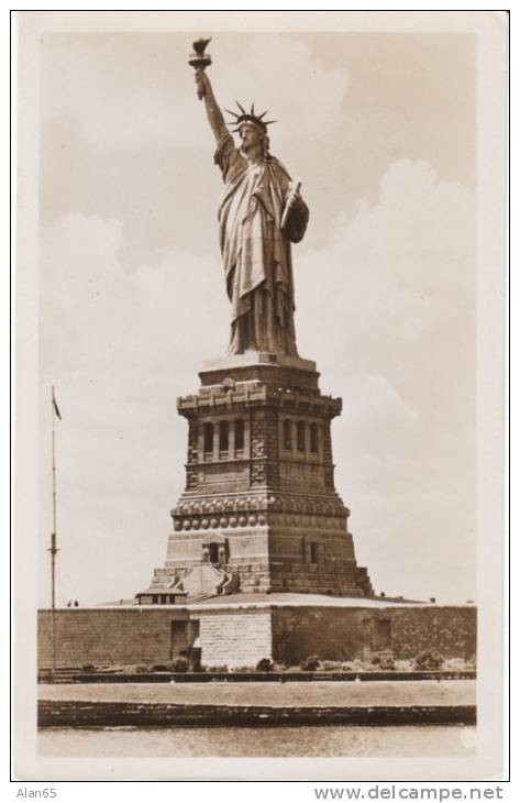 Statue Of Liberty New York Harbor On C1940s/50s Vintage Real Photo Postcard - Statue Of Liberty