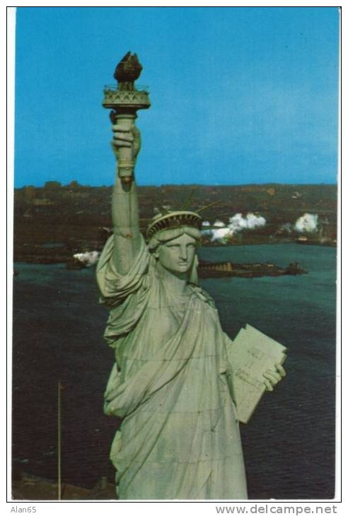 Statue Of Liberty New York Harbor On C1960s Vintage Postcard - Freiheitsstatue