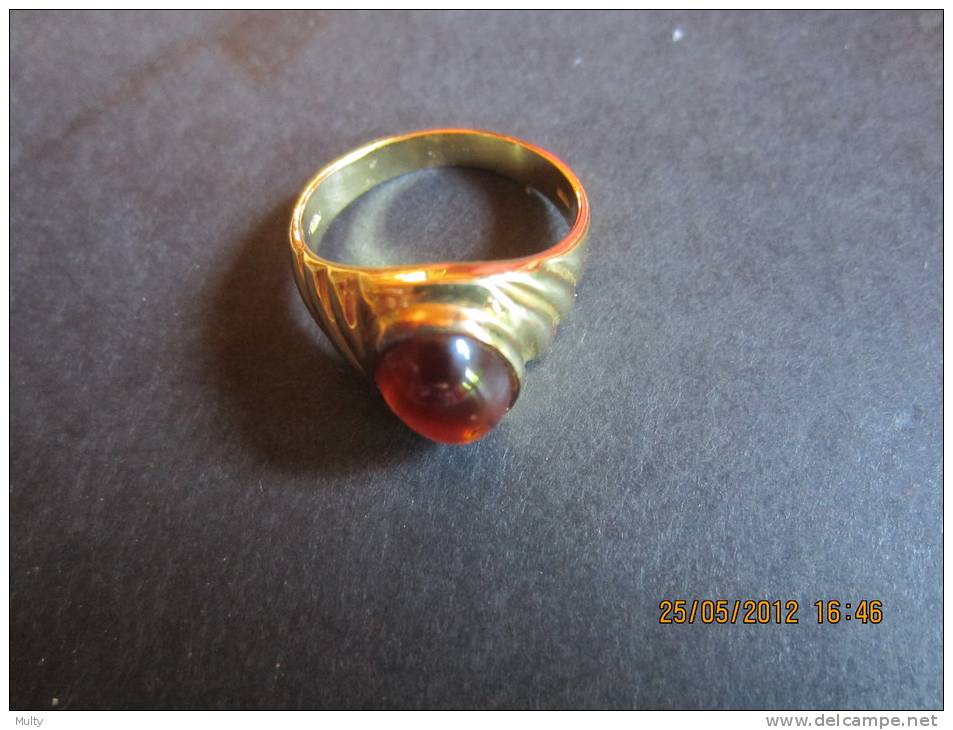 Ring  Van Geel Goud 18kt. Met 1 Cabuchon Van Kwarts 3kt. 5 Gram. - Ring