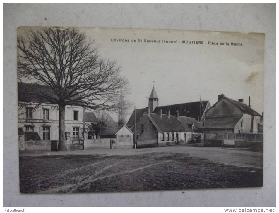 Cp Moutiers Place De La Mairie - Saint Sauveur En Puisaye