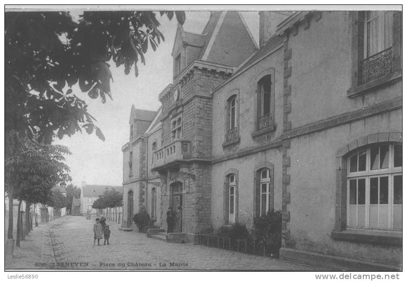 LESNEVEN  *** Place Du Château -la Mairie  ***    Cliché  Très Animé - Lesneven