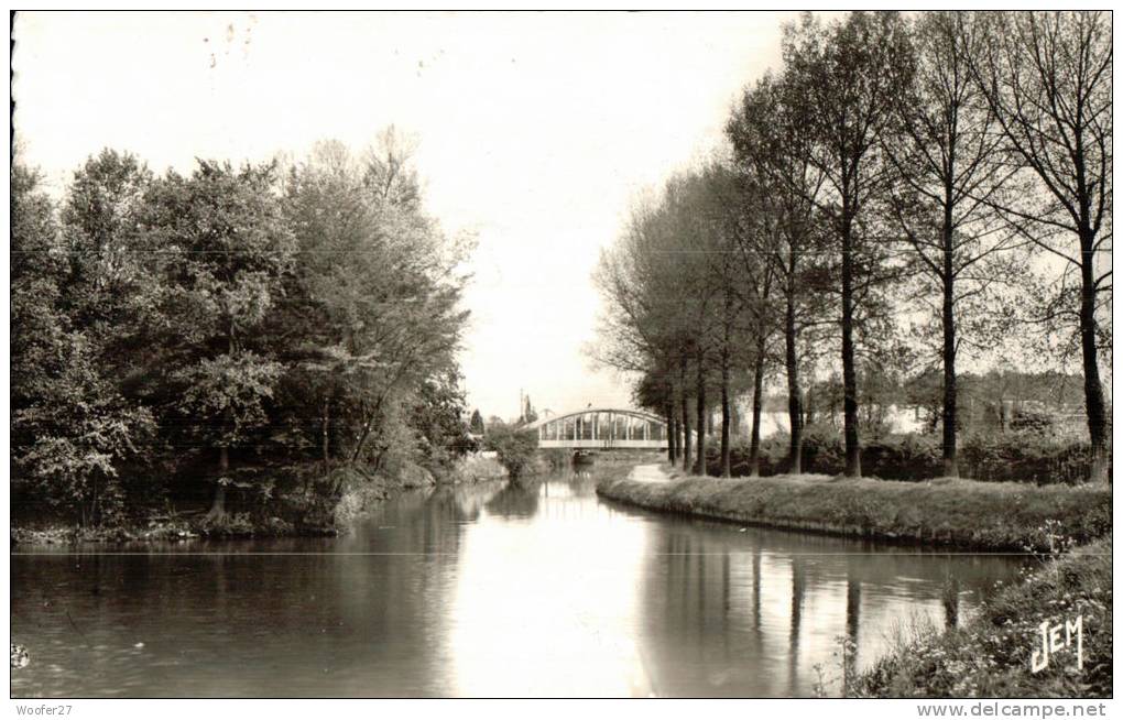 CPSM    BERLAIMONT Vue Sur La Sambre  En 58 - Berlaimont