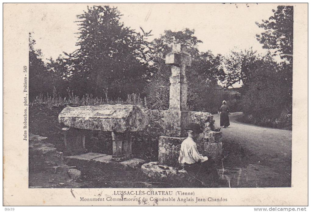 LUSSAC-LES-CHATEAU.  _  Monument Commemoratif Du Conetable Anglais Jean Chandos. Genre De Petit Temple. Animé - Lussac Les Chateaux