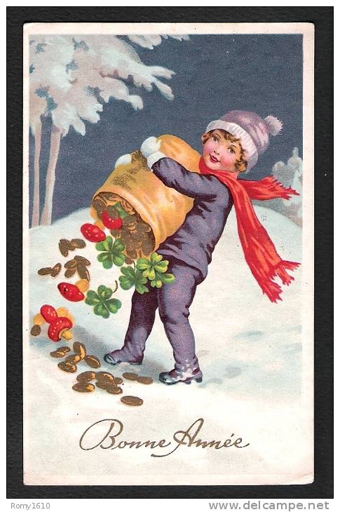 Bonne Année. Carte Porte-Bonheur. Un Joli Garçonnet, Vidant Un Sac De Pièces D´or, Trèfles Et Champignons, Dans La Neige - Nieuwjaar