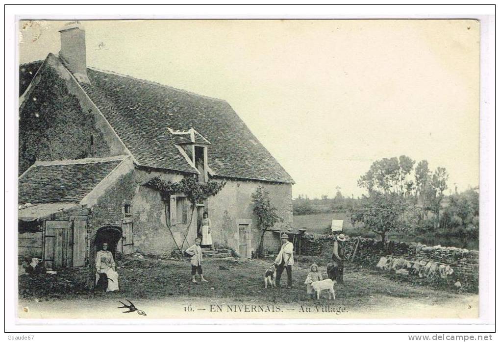 EN NIVERNAIS - CPA ANIMEE - AU VILLAGE - Autres & Non Classés