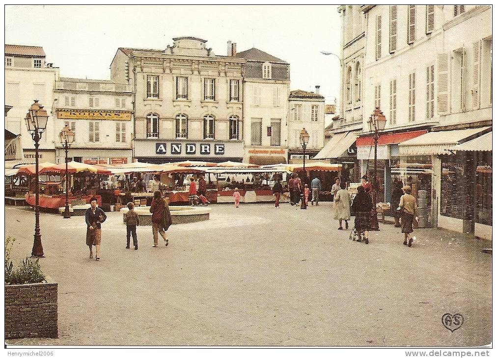 Charente - 16 - Cognac Place D'arme Le Marché Et La Rue D'angoulème - Cognac