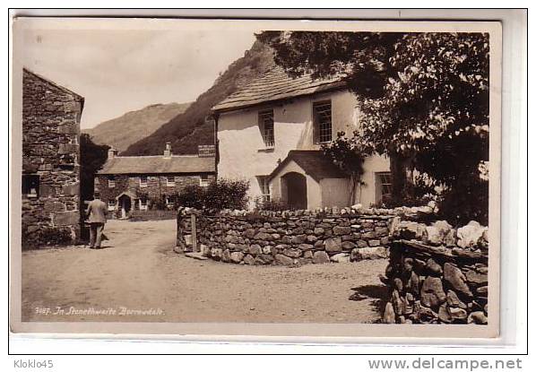 Angleterre - In Stonethwaite Borrowdale - Animé Homme à Entrée Du Village  Murs En Pierre - ENSEIGNE - CARTE PHOTO - - Borrowdale