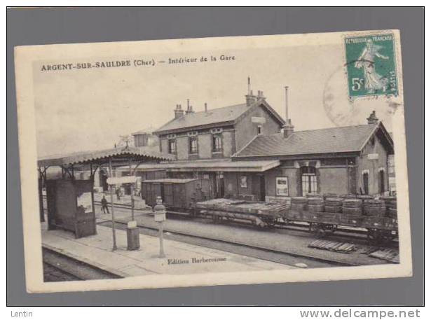 Argent Sur Sauldre - Train A L'  Interieur De La Gare - Argent-sur-Sauldre