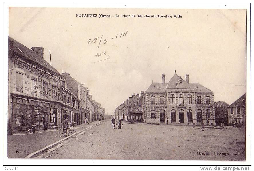 PUTANGES (Orne)  La Place Du Marché Et L'Hôtel De Ville - Putanges