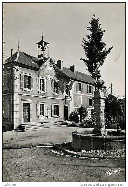 Lozere -gd Format - Ref C16- Aumont Aubrac - Place De L Hotel De Ville   - Carte Bon Etat  - - Aumont Aubrac