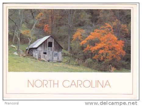 ... Old Barn And Autumn Colors Blend Together. Un Mélange De Couleurs Automnales Et De Vieille Baraque. - Charlotte