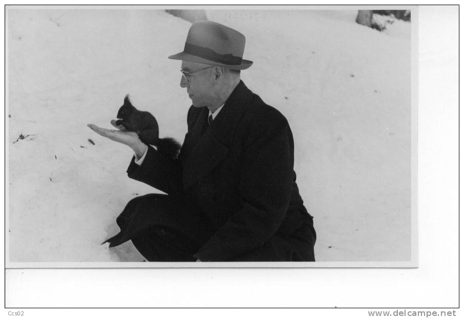A Identifier, Homme Et écureuil Davos 1944, Photo-Vogt - A Identifier
