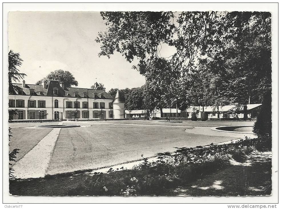 Le Mesnil-Saint-Denis (78) : Château De La Verrière De La MGEN Côté Jardin Avec Baraquement Provisoire En 1950 (animée). - Le Mesnil Saint Denis