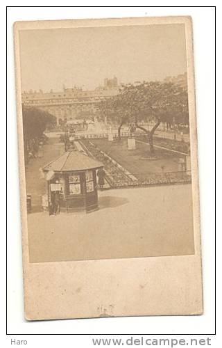 Photo Sur Carton +/- 1900 - Jardin Du Palais Royal à PARIS - Kiosque à Journaux  B90 - Lieux