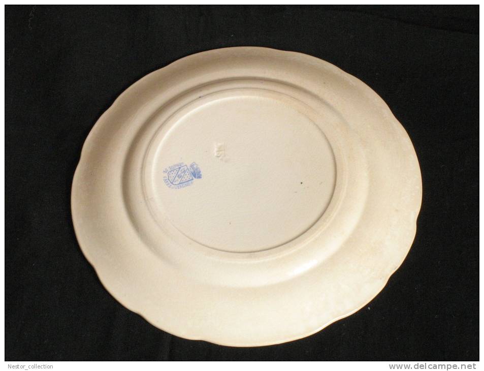 PRIX FIXE Assiette Opaque De Sarreguemines Marque Blason 1875 1900 N° 11 Jésus Montant Au Calvaire. Christ Vierge - Sarreguemines (FRA)