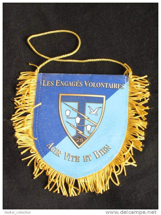 Fanion Les Engagés Volontaires 28 "Agir Vite Et Bien" Transmissions Issoire (63 Puy-de-Dôme) Militaria - Patches