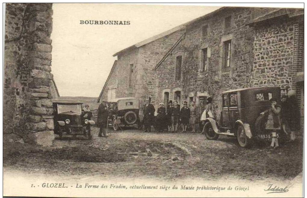 GLOZEL  La Ferme Des Fradin ,actuellement Siège Du Musée Prehistorique De Glzel Voitures à Voir Recto Verso - Autres & Non Classés