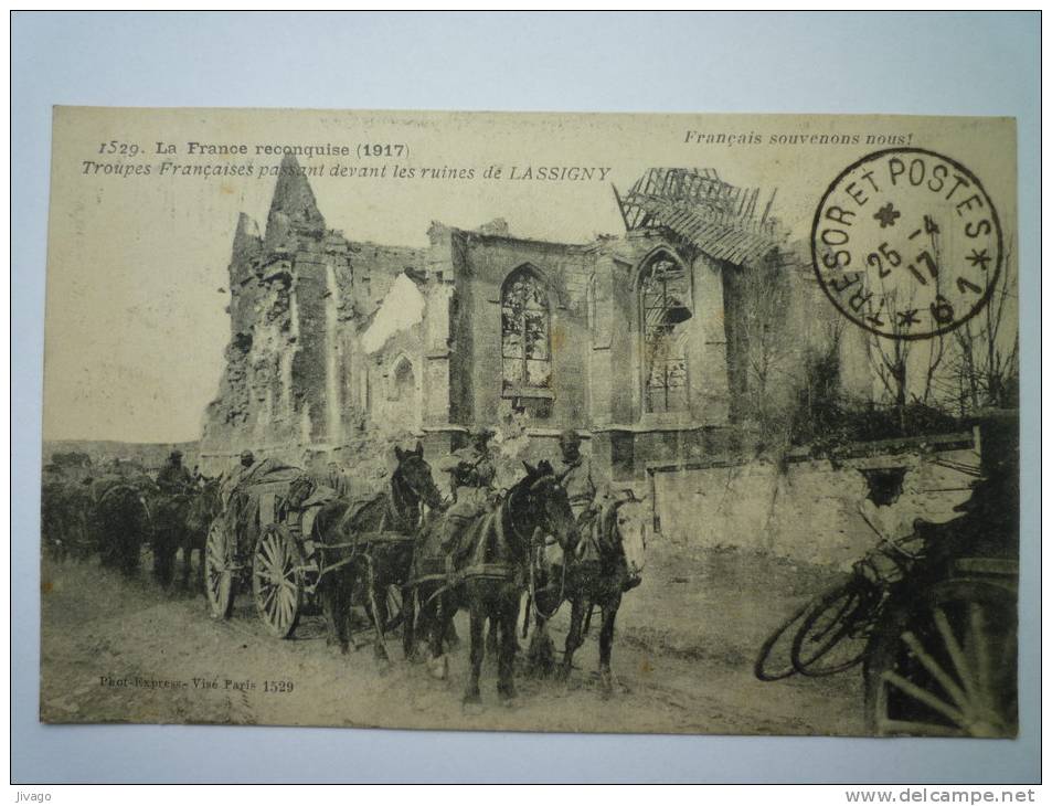 LASSIGNY  (Oise)  :  Troupes Françaises Passant Devant Les Ruines De Lassigny. - Lassigny