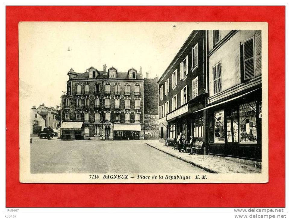 * BAGNEUX-Place De La République-1945(CAFE TABAC Animé,Commerce LAURENT à Côté) - Bagneux