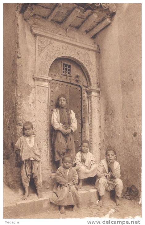 SCENES ET TYPES - A La Porte De La Maison - Kinderen