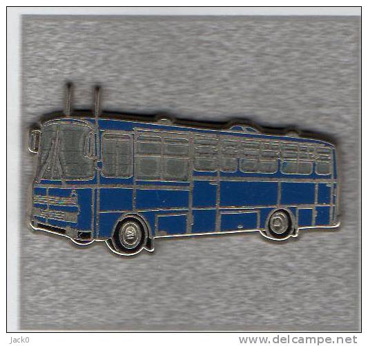 Pin's  Transport, Automobile  Renault  Bus  Gendarmerie  Verso  Berliet  Cruiser 1970  Pin's  Ballard  Collection - Renault