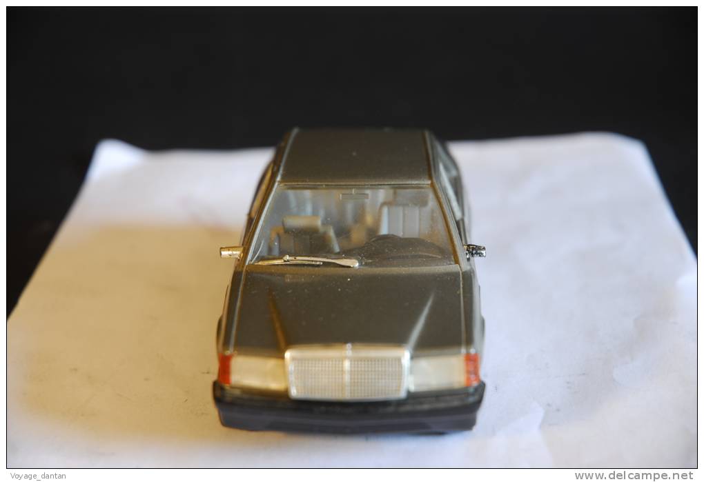 Miniature Automobile, BURAGO , 1/24 ème, MERCEDES 190 E - Burago