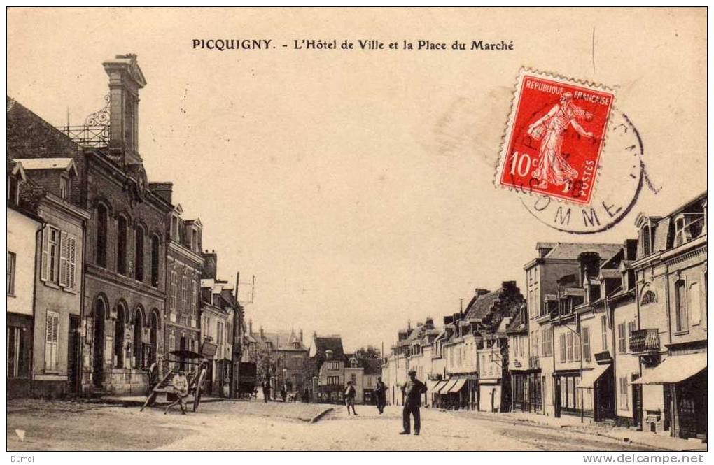 PICQUIGNY  -  L´ Hôtel De Ville Et La Place Du Marché - Picquigny