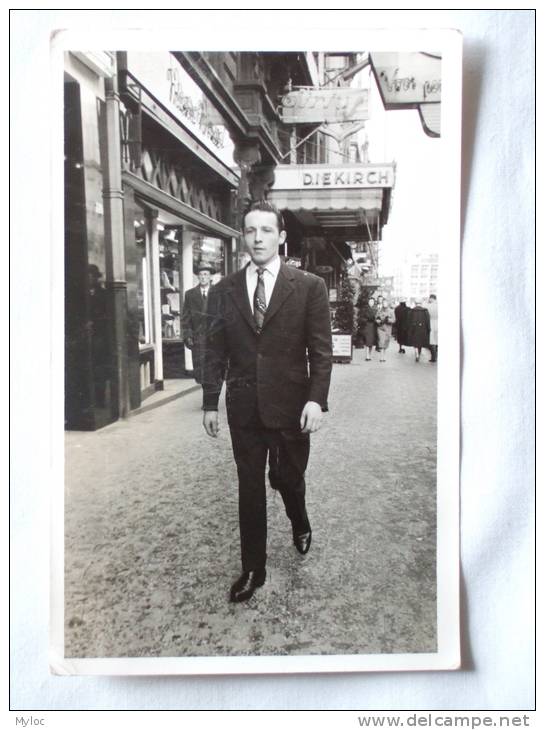 Photo D´une Homme Dans Une Rue à Bruxelles.  Dim. 140 X 90mm - Ohne Zuordnung