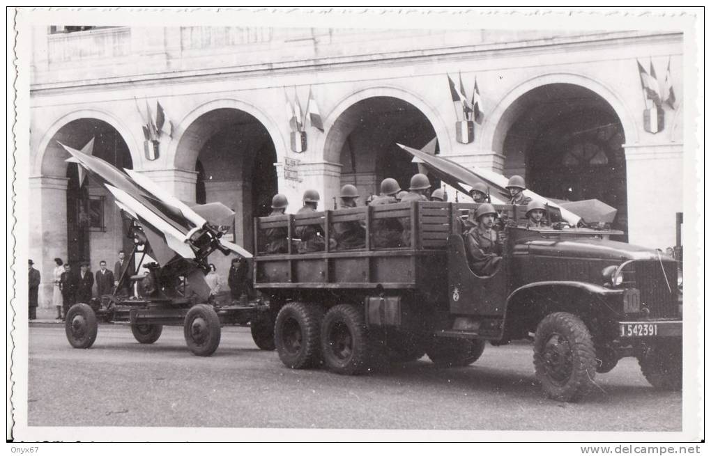 Carte Postale Photo Miitaire Français Camion Américain Avec Missiles Devant  Une Mairie A LOCALISER A SITUER 2 Scans - - Materiale