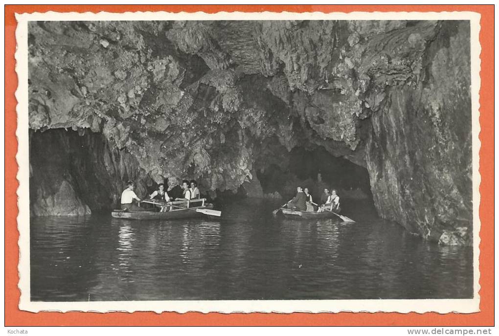 P018, Lac Souterrain St. Léonard , Animée, Barques Avec Touristes,  Circulée  1953 - Saint-Léonard