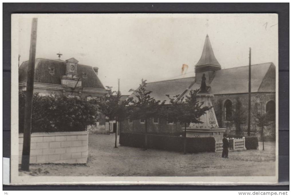 62 - Wissant - L'Eglise , La Mairie Et Le Monument Aux Morts - Avec Une Faute " L'Eglite " - Wissant