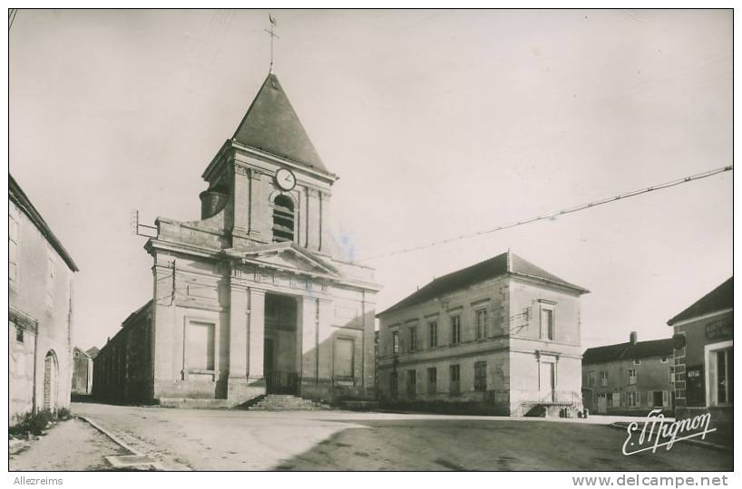 CPSM 89 : CRUZY LE CHATEL Place Et église     A    VOIR  !!! - Cruzy Le Chatel