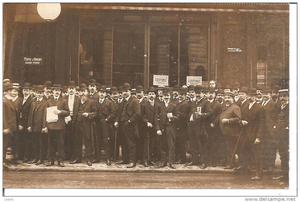 NOTABLES DEVANT UN MAGASIN DE TAPIS,COUPONS,MOQUETTE      CACHET Depart MALAKOFF - Malakoff