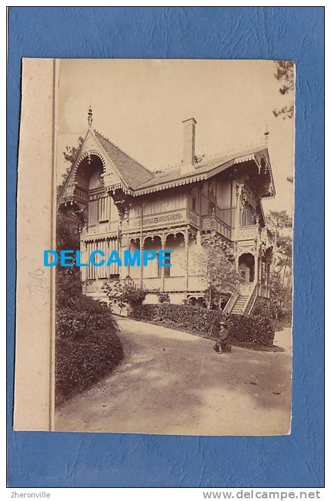 - ARCACHON - Vue Sur La Plage - Une Villa - Début 1900 - Arcachon